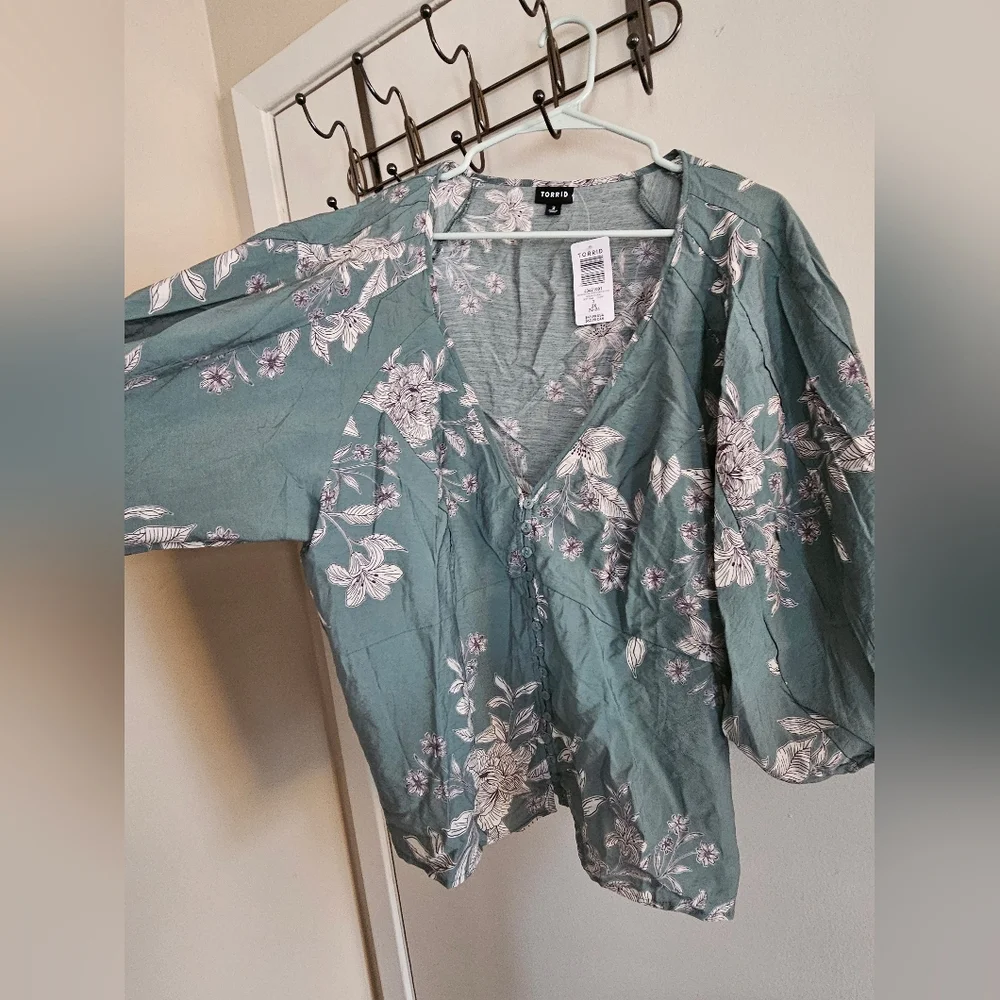Floral Button-Down Blouse - Picture 4 of 7